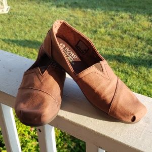 Bob's from skechers brown canvas shoes size 8.5